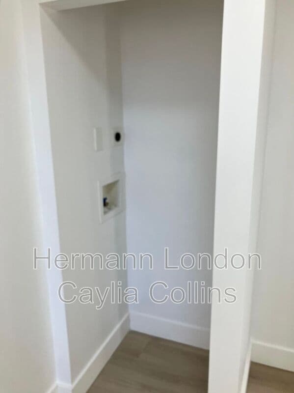 Building Photo - 5832-5834 Etzel Avenue