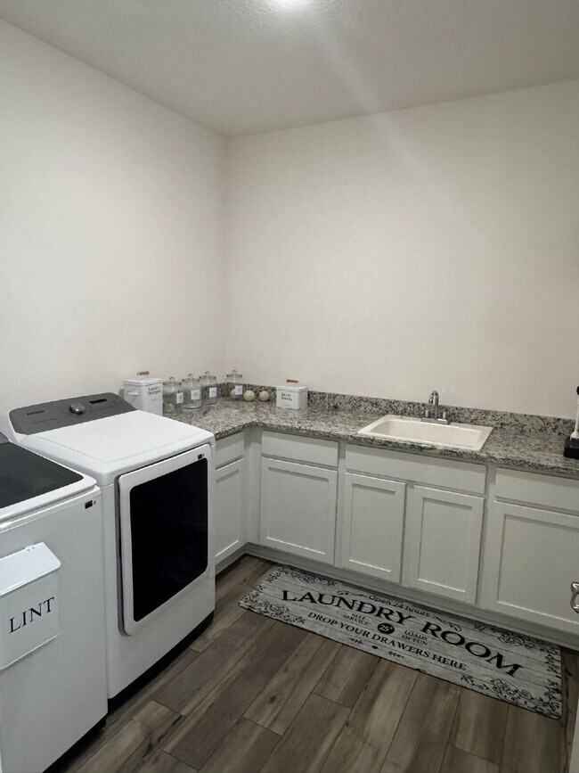 Building Photo - For Rent - Spring Move in Special ... 2nd Month's Rent FREE! (if sign a lease before the end of M...