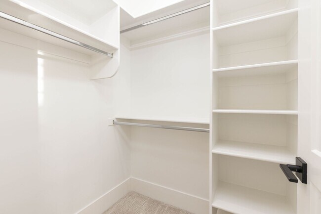 Building Photo - 6 bedroom with RV Garage and Hot Tub