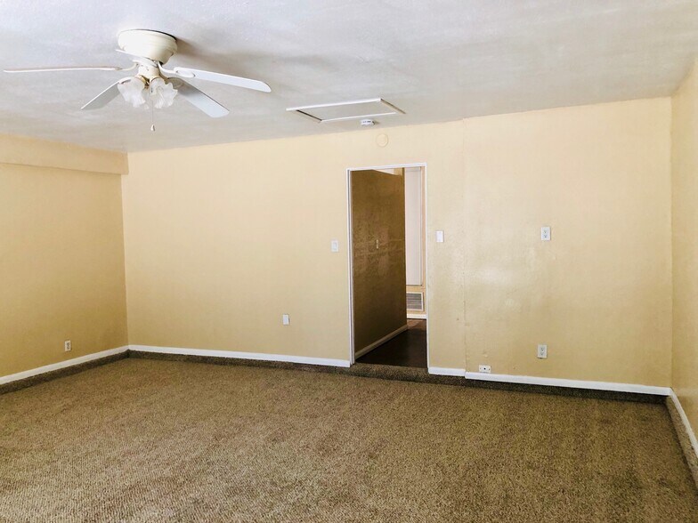 Building Photo - 511 E Ivesbrook St
