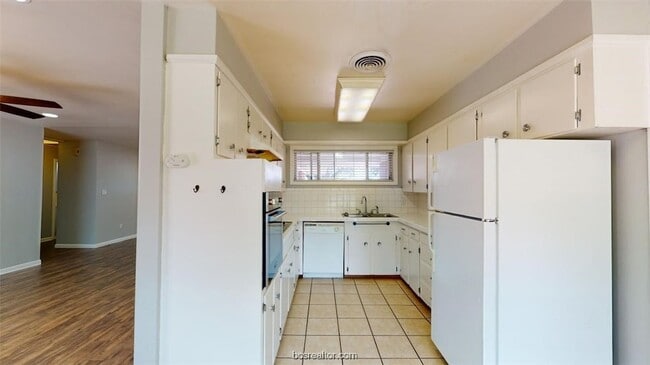 Building Photo - 1618 George Bush Dr