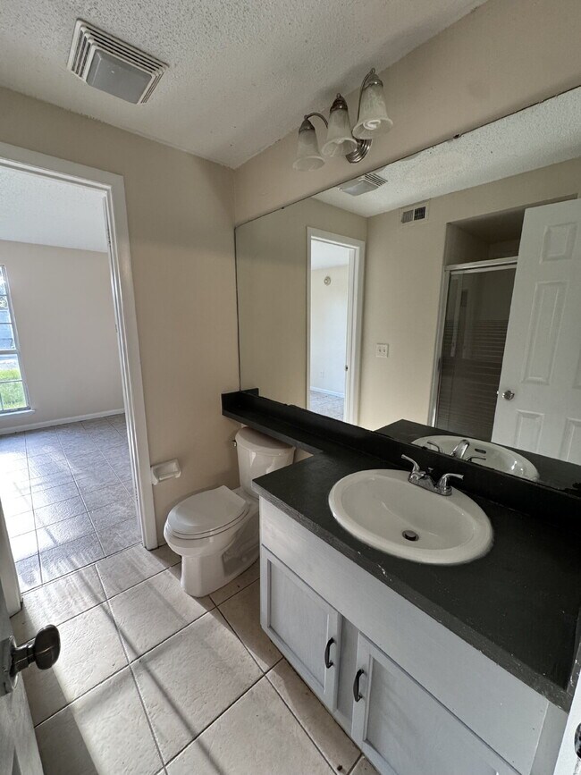 Building Photo - 4 bedroom 3 full bath home for rent in man...
