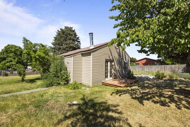 Building Photo - 1204 N Sheppard St