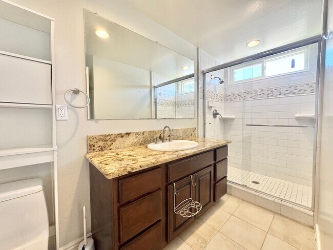 Building Photo - Beautiful 5B/2.5BA Home With Office Locate...