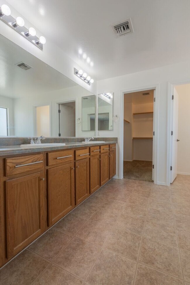 Building Photo - SHOWING SATURDAY 04/25 @ NOON. MUST TEXT AGENT!