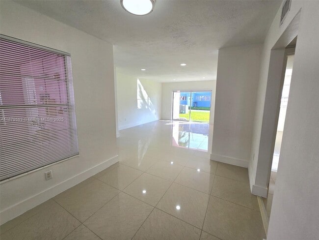 Primary Photo - 7520 SW 82nd St