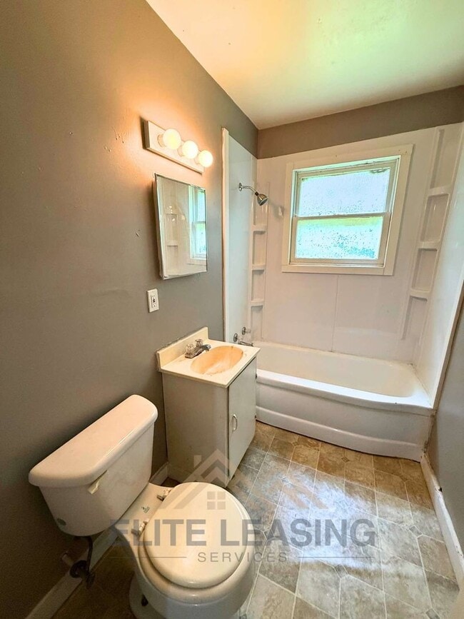 Building Photo - Charming 2-Bedroom Home