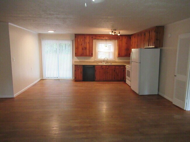Building Photo - Charming Brick Ranch in a Convenient Lincolnton Location!