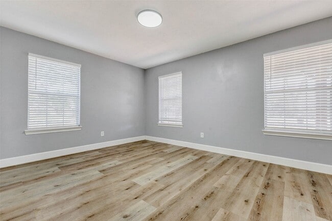 Building Photo - 611 Kenney St