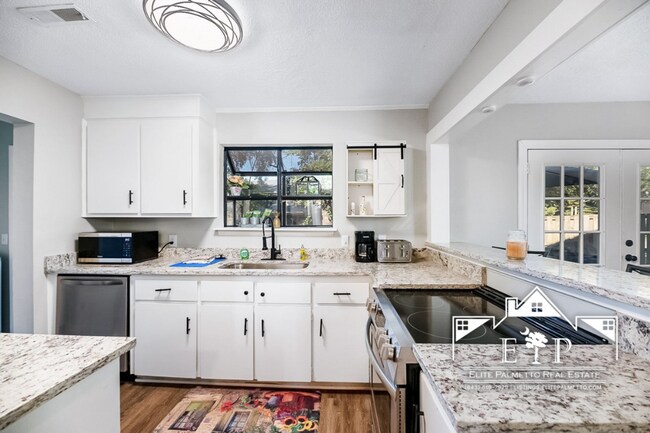 Building Photo - Charming and Spacious Home