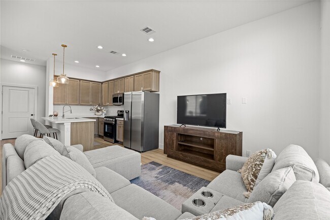 Building Photo - 1550 W Tidwell Rd