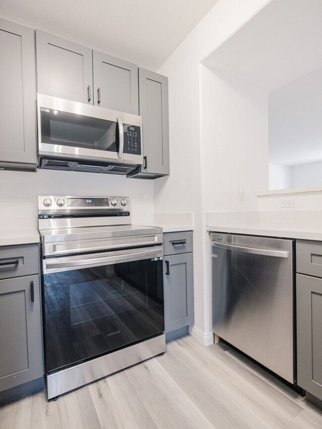Building Photo - 2 Bedroom, 2 Full Bath Newly Renovated Con...