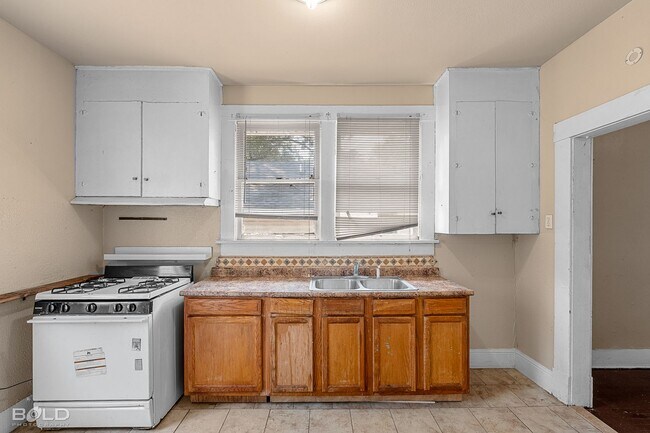Building Photo - Charming Remodeled Home in the Heart of Sh...