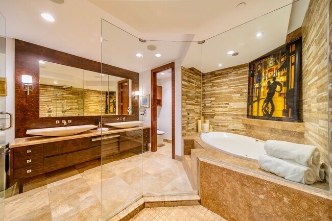 Building Photo - 2Bd/2.5Ba Seattle  Penthouse