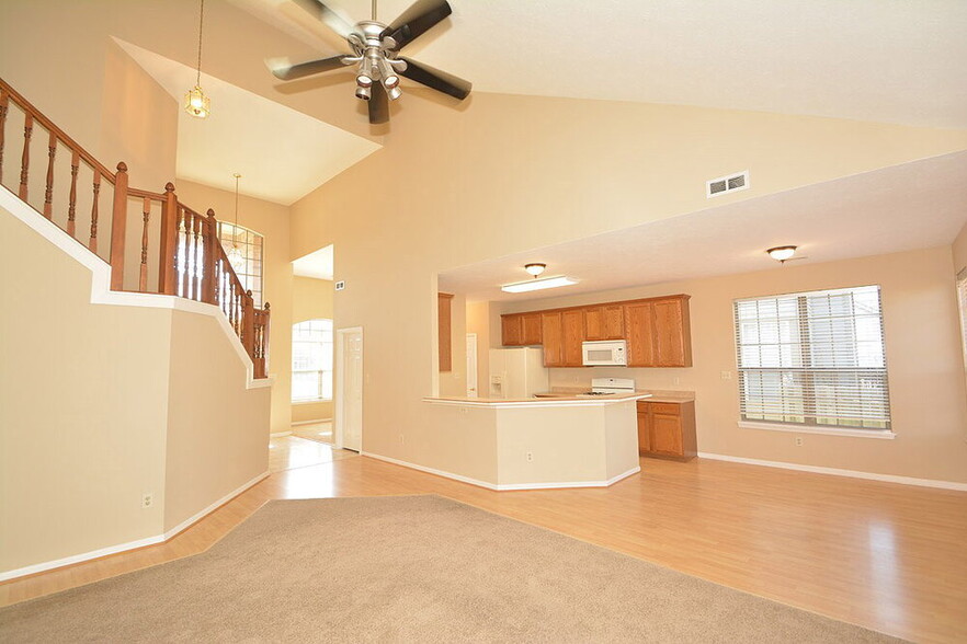 Building Photo - 10299 Lakeland Dr