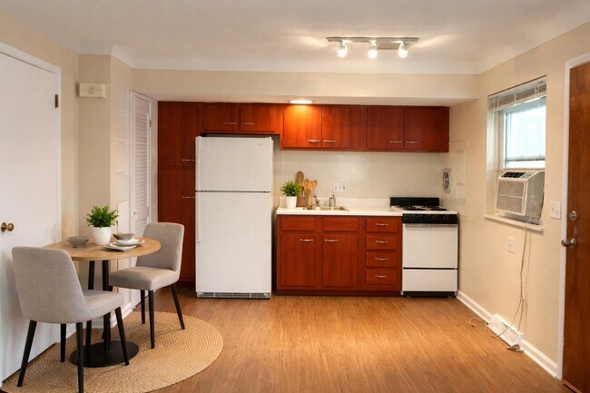 Building Photo - 2026 N Westwood Ave