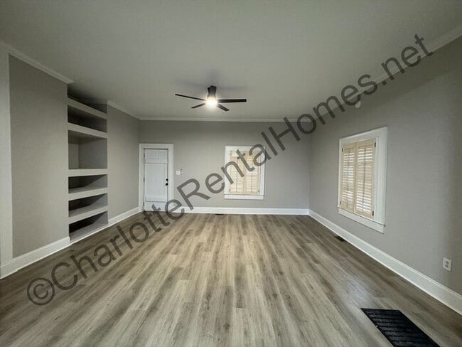 Building Photo - Renovated in city home!