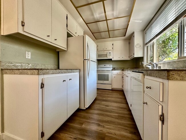 Building Photo - Spacious 3 Bed 2.5 Bath Walnut Creek Townhome - Commuter's Dream!