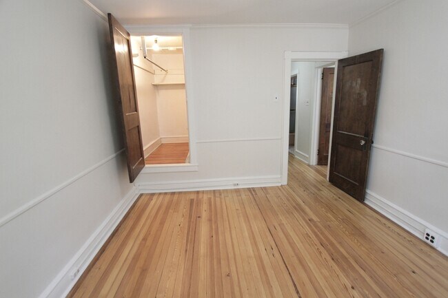 Building Photo - 804 W 21st St