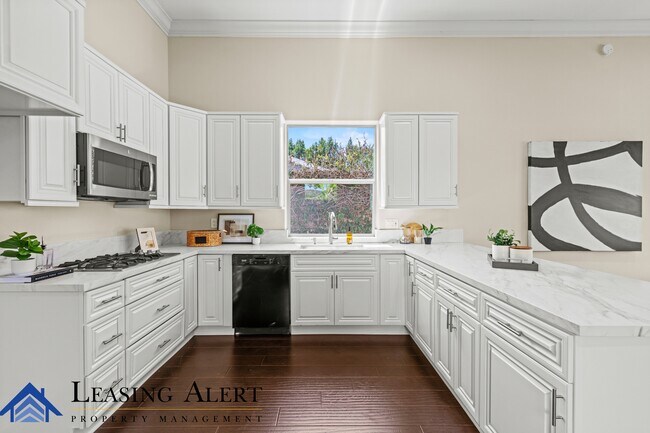 Building Photo - 5011 Hayvenhurst Ave