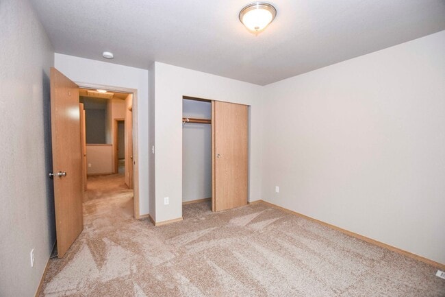 Building Photo - 2-story home on private cul-de-sac!