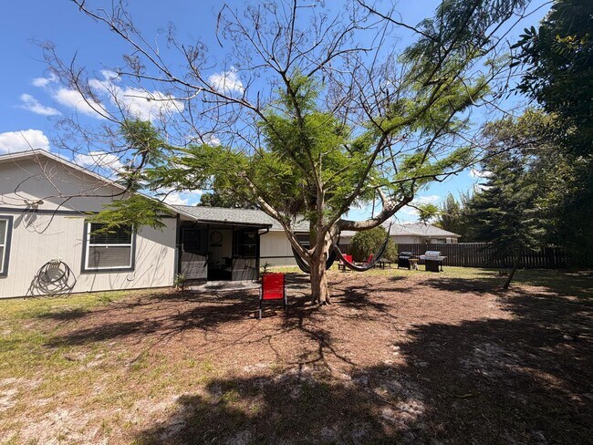 Building Photo - 1902 SW Aladdin St