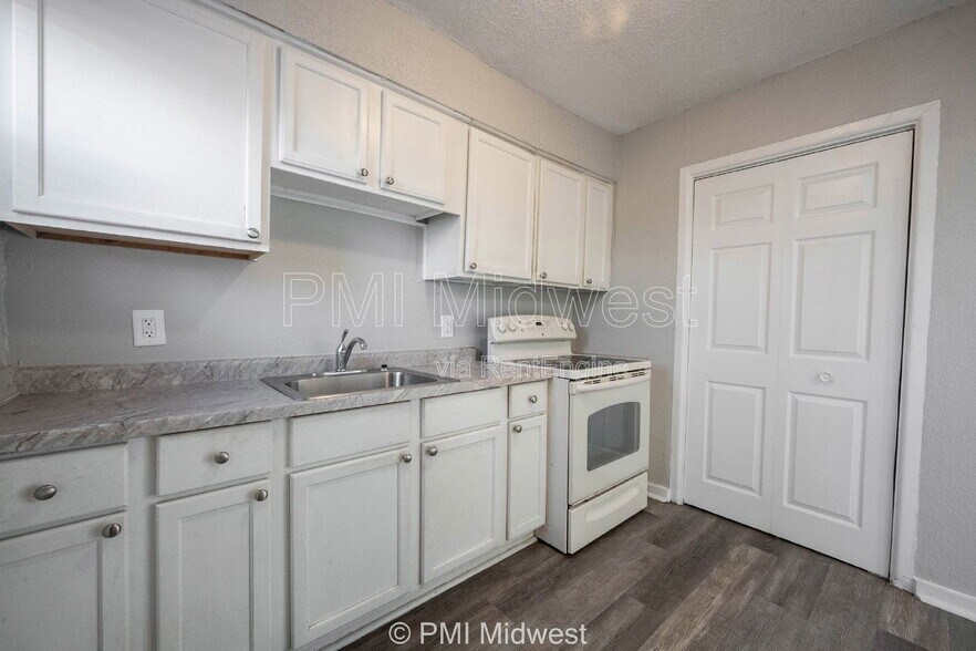 Building Photo - 6050 E 16th St