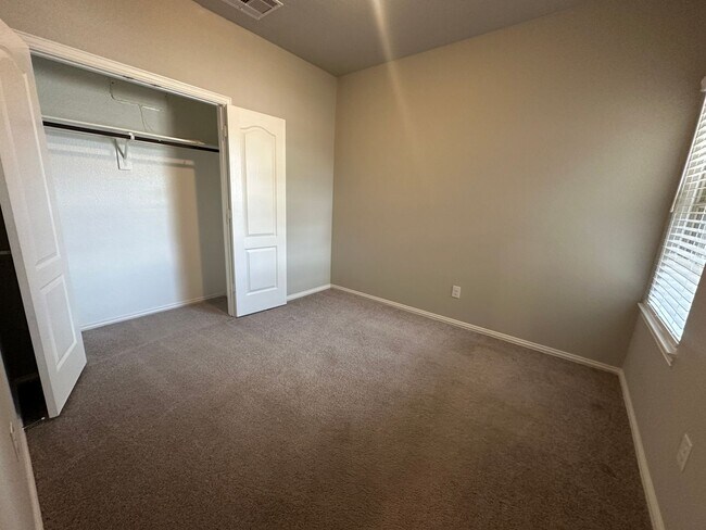 Building Photo - For Lease | 3 Bed, 2 Bath | 1,487 Sq Ft | ...