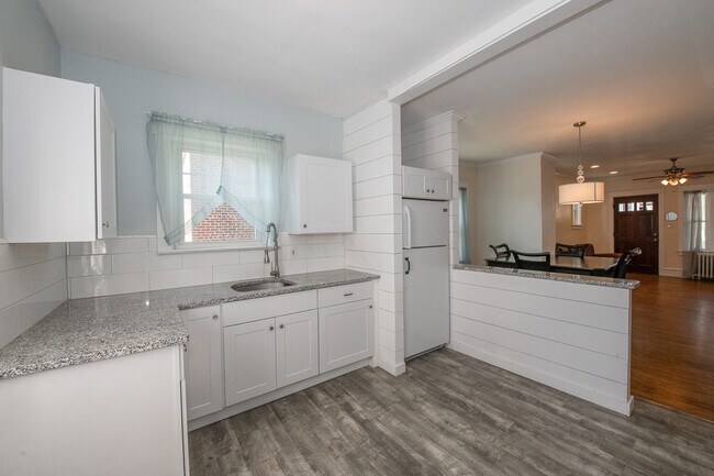 Building Photo - 505 E 19th St