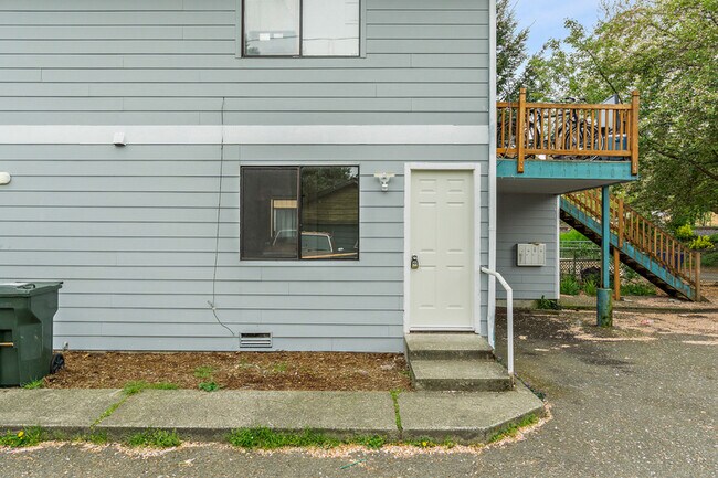 Building Photo - 503 Houser Way S