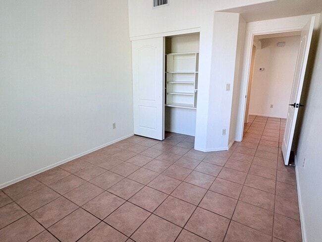 Building Photo - *AVAILABLE NOW* Gorgeous 3 bed/2 bath home...