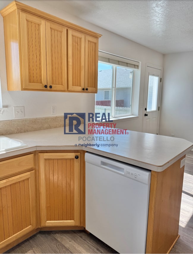 Building Photo - MOVE IN SPECIAL - 5 Bedroom 3.5 Bath Duple...