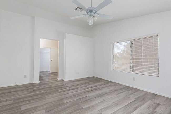 Building Photo - 3 bedroom home located near 215 Freeway and shopping.