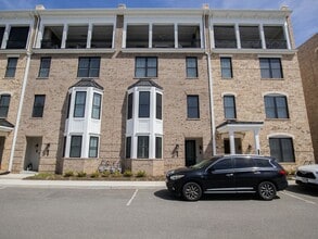 Building Photo - Walkable Short Pump Living with a Huge Private Deck