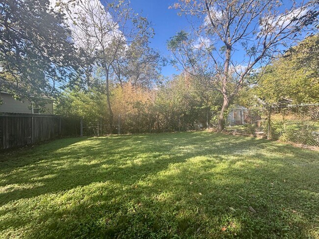 Building Photo - 2/1 House in Hip East Austin!