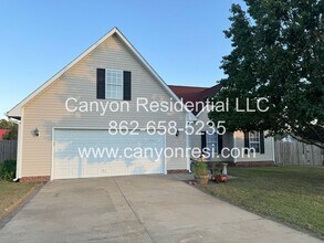 Building Photo - Spacious 3-Bedroom Home for Rent in Raeford