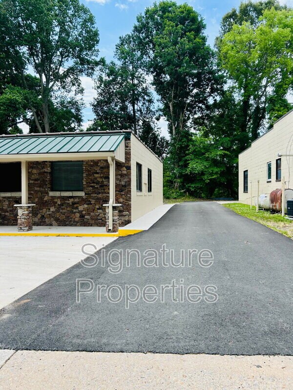 Building Photo - 1821 Seymour Dr
