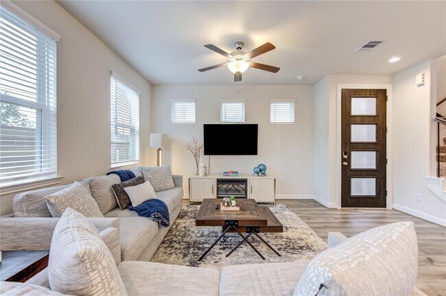 Building Photo - 9834 Rugged Oaks Dr