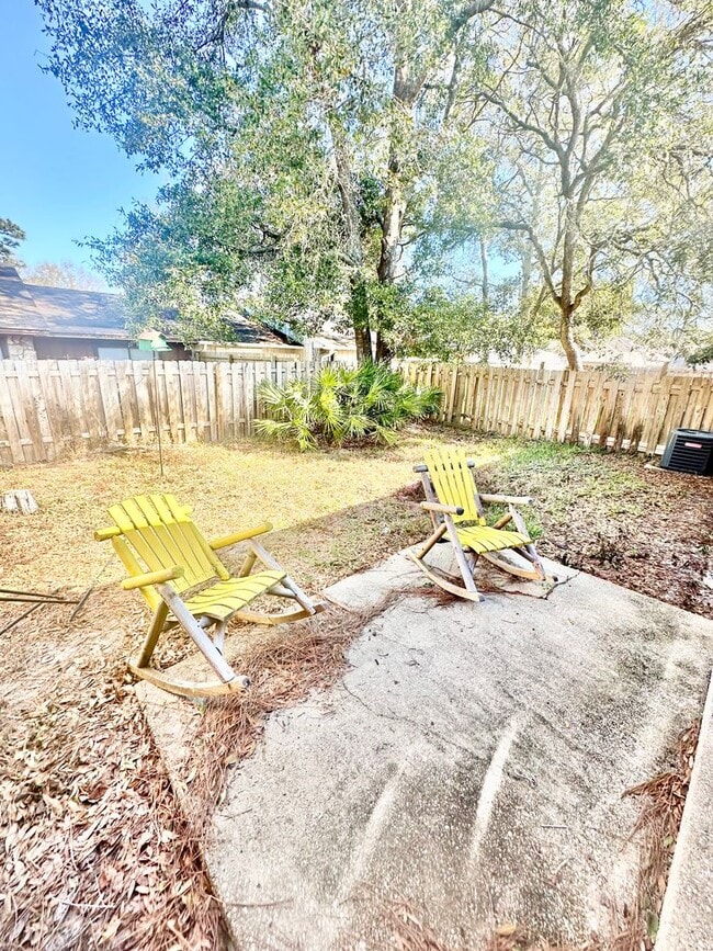 Building Photo - Nice 2 bedroom / 2 bathroom / 2 car garage single story town home for rent in Shalimar!