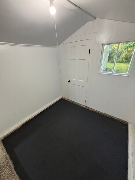 Building Photo - 122 Leray St