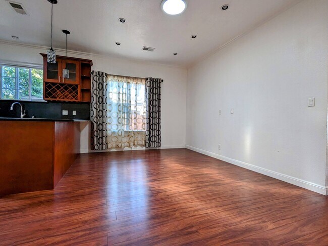 Building Photo - 209 N Idaho St