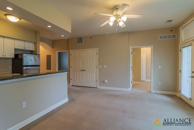 Building Photo - Great Location!