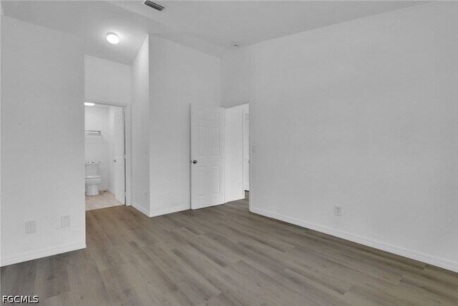 Building Photo - 128 Harold Ave S