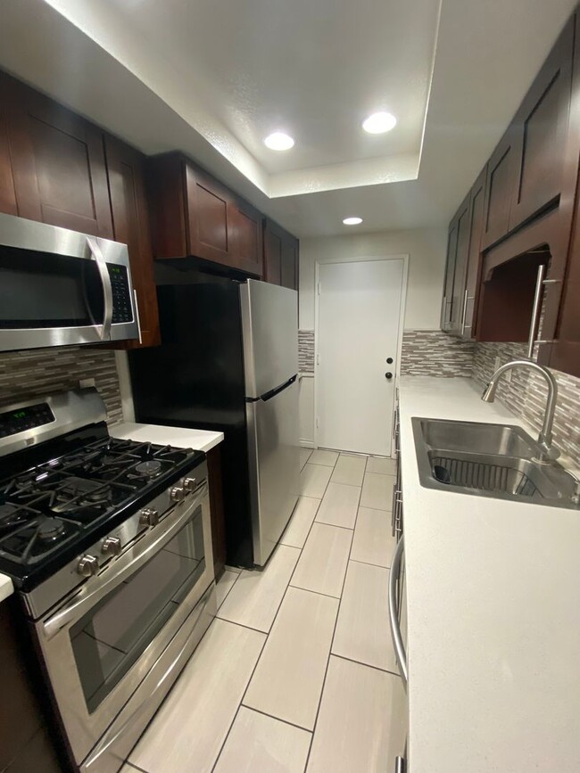 Building Photo - Two Bedroom Luxury Lakewood Condo For Rent!