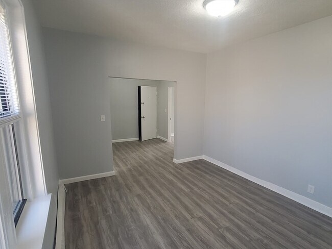 Building Photo - 14 Abbotsford St