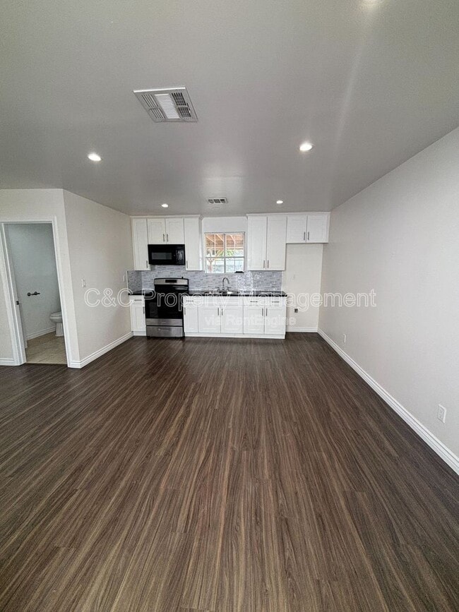 Building Photo - 7053 Lindley Ave