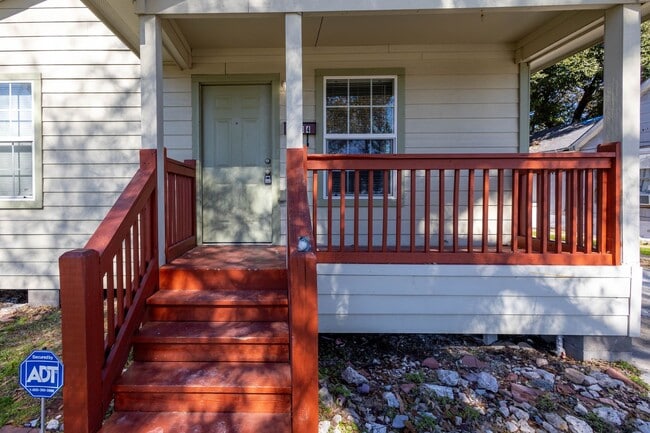 Building Photo - 2 bed, 1 bath in great location! Move in Special - $299 Deposit + $100 off 1st month's rent