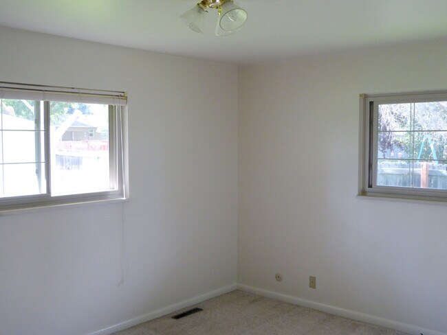 Building Photo - 813 Sherry Dr