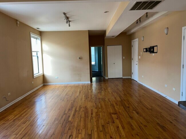 Building Photo - 5900 S King Dr