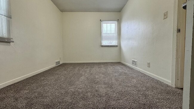 Building Photo - 3 bedroom, 2 bath Single Family house